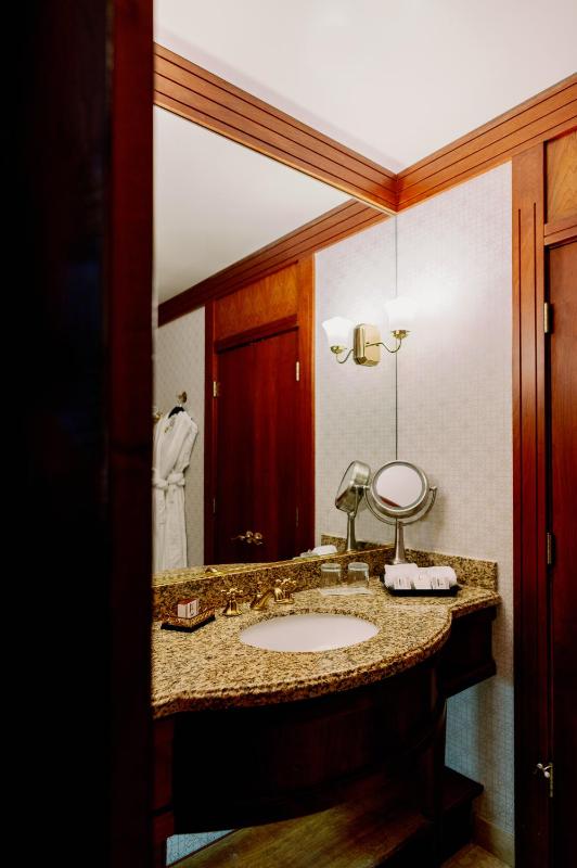 Standard King Room image 2