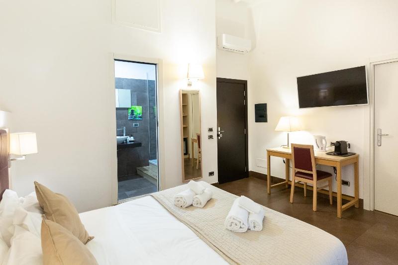 Double or Twin Room image 4