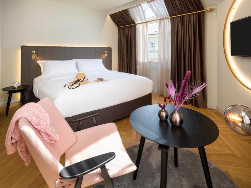 Deluxe King Room image 2