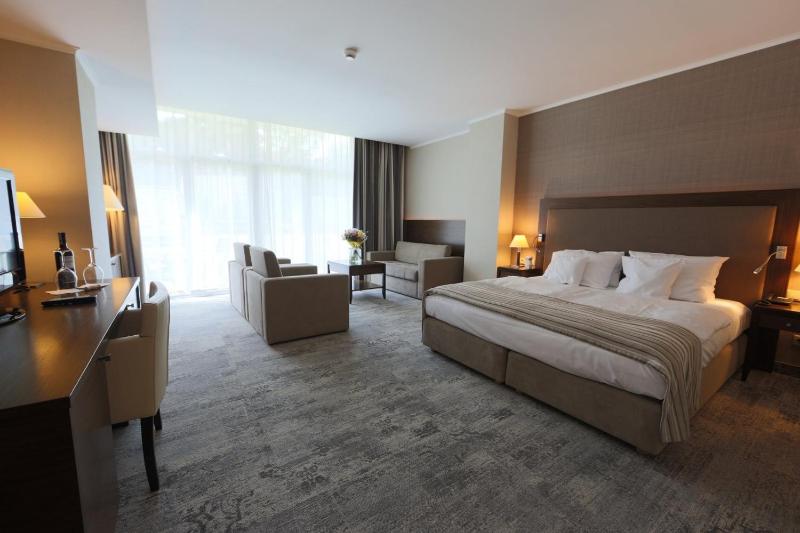 Family Room image 3