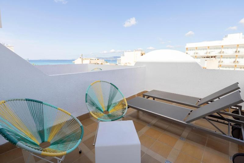 Double Room with Terrace image 4