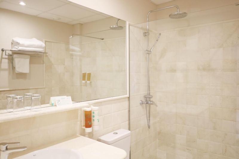 Double or Twin Room image 4