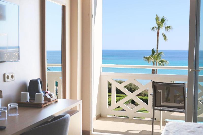Double or Twin Room with Sea View image 3