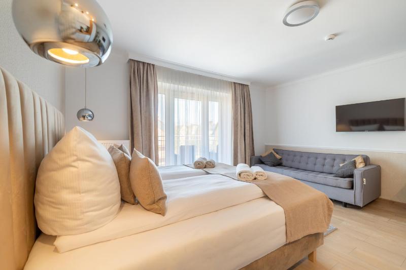 Deluxe Apartment for Two People with Kitchenette image 4