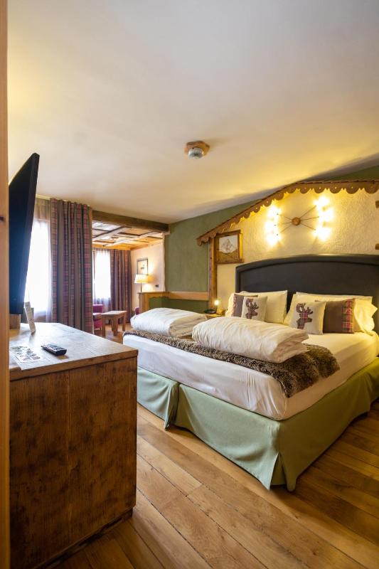 Junior Suite with Spa Access image 3