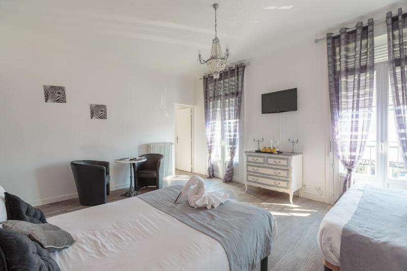 Superior Triple Room image 3