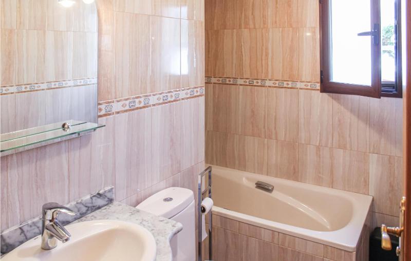 Four-Bedroom Holiday Home image 2