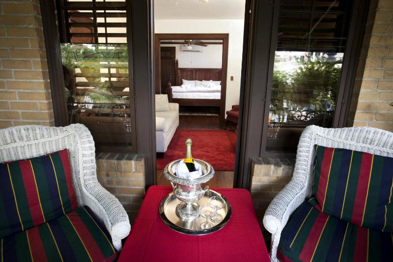 King Honeymoon Suite image 4