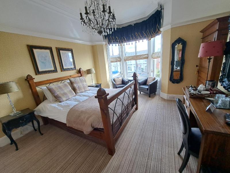 Superior King Room image 2