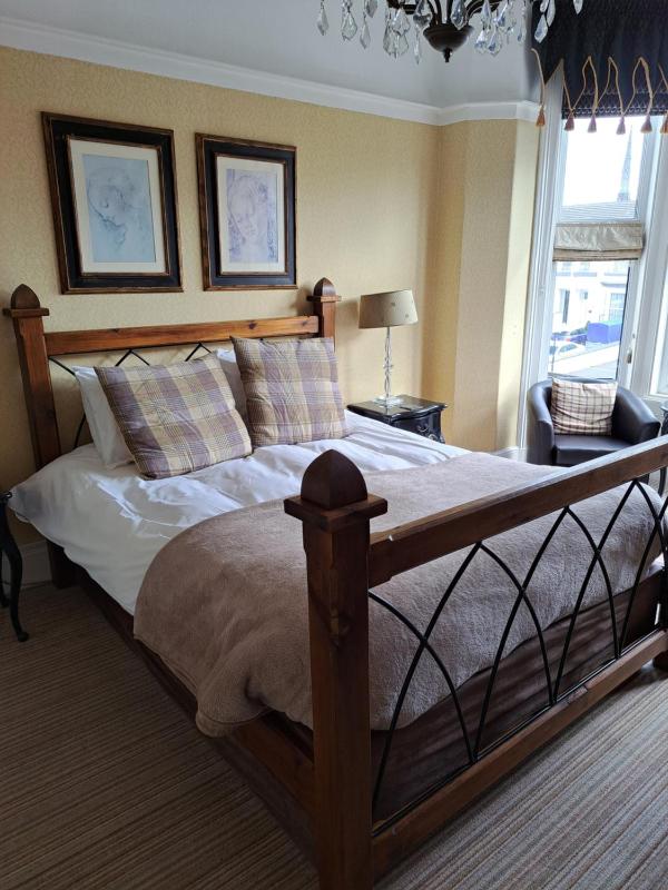 Superior King Room image 4