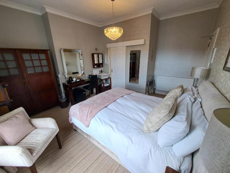 Superior King Room image 3