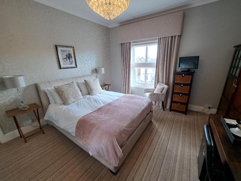 Superior King Room image 4