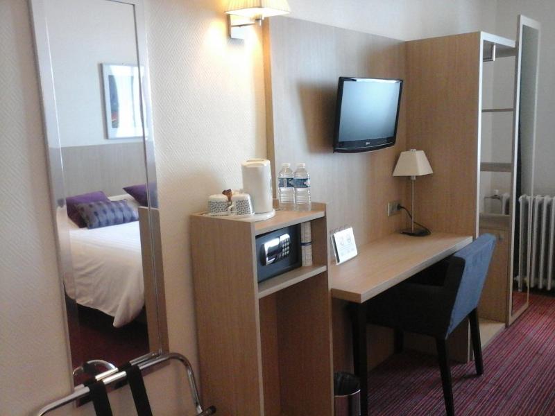 Twin Room image 4