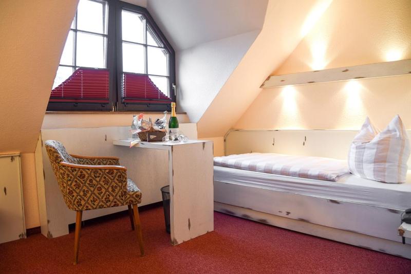 Twin Room image 3