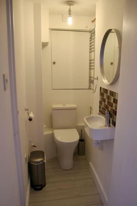 Vernon Place town centre Vernon Cottage 3-bed with parking 1A Vernon Court 2-bed with parking 1B studio no parking off the High Street next to Sandford Park - image 9