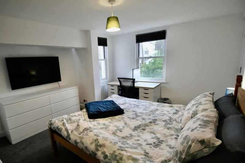Vernon Place town centre Vernon Cottage 3-bed with parking 1A Vernon Court 2-bed with parking 1B studio no parking off the High Street next to Sandford Park - image 39