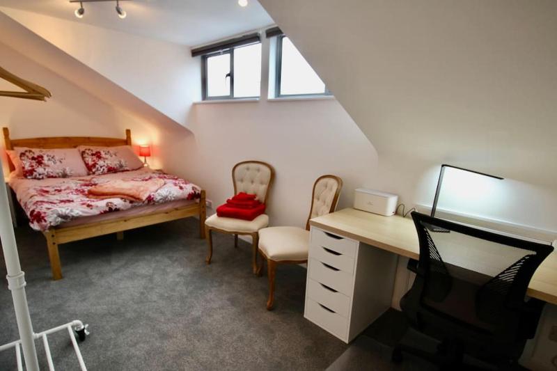 Vernon Place town centre Vernon Cottage 3-bed with parking 1A Vernon Court 2-bed with parking 1B studio no parking off the High Street next to Sandford Park - image 30