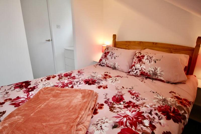 Vernon Place town centre Vernon Cottage 3-bed with parking 1A Vernon Court 2-bed with parking 1B studio no parking off the High Street next to Sandford Park - image 17