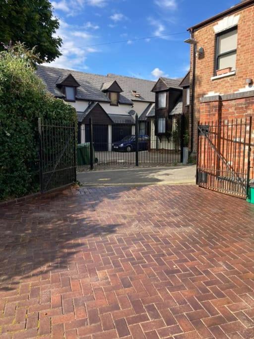 Vernon Place town centre Vernon Cottage 3-bed with parking 1A Vernon Court 2-bed with parking 1B studio no parking off the High Street next to Sandford Park - image 21