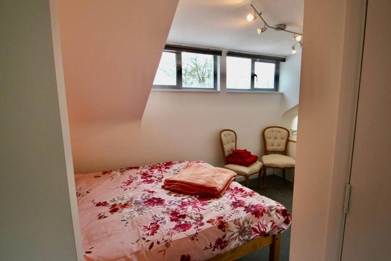 Vernon Place town centre Vernon Cottage 3-bed with parking 1A Vernon Court 2-bed with parking 1B studio no parking off the High Street next to Sandford Park - image 18