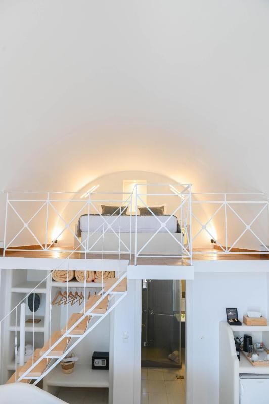 Suite with Sea and Pool View image 3