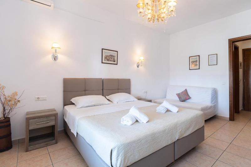 King Studio with Sofa Bed image 1