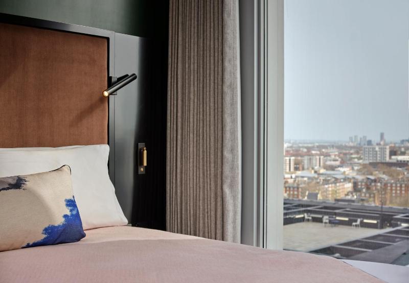 Sky High Double, Guest room, King or Queen, Skyline view image 1