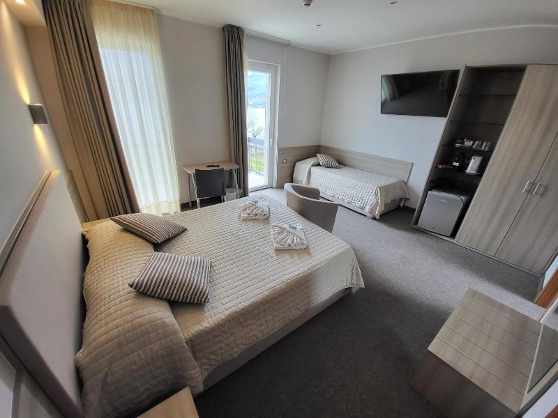 Deluxe Double Room with Balcony and Lake View image 1