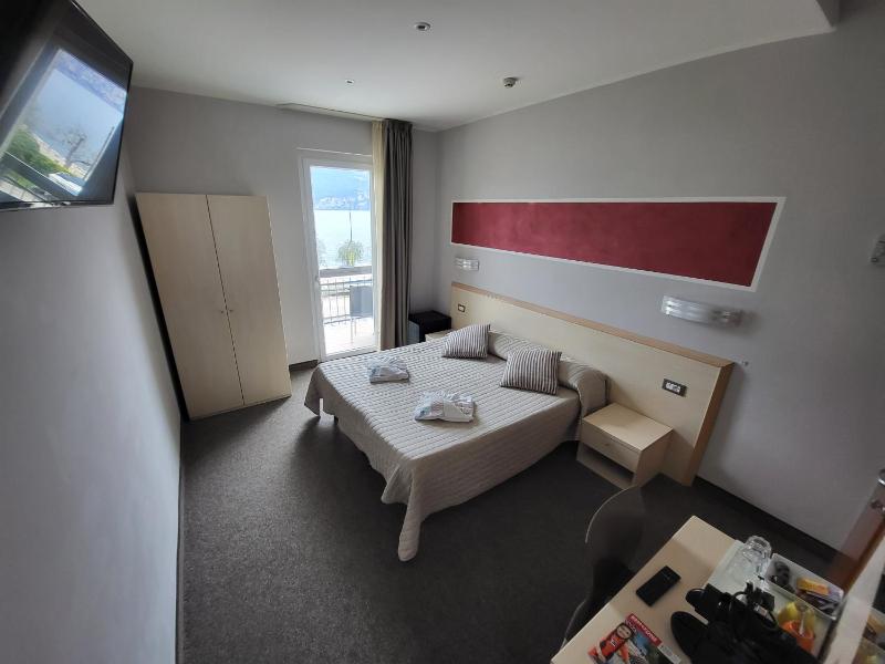 Double Room with Lake View image 1