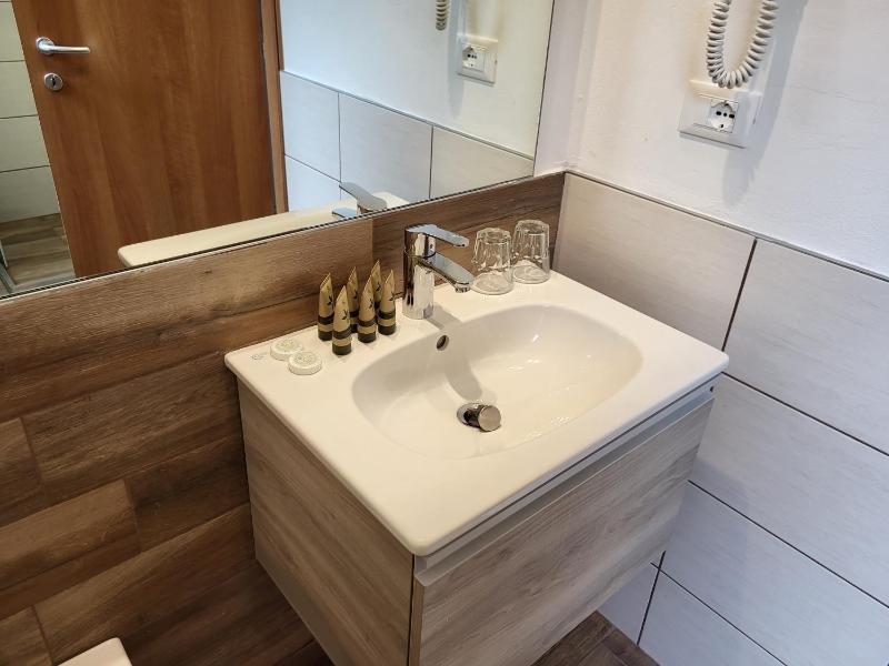 Deluxe Double Room with Balcony and Lake View image 3