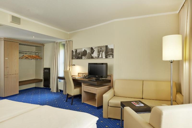 Family Room (2 Adults + 2 Children) image 4