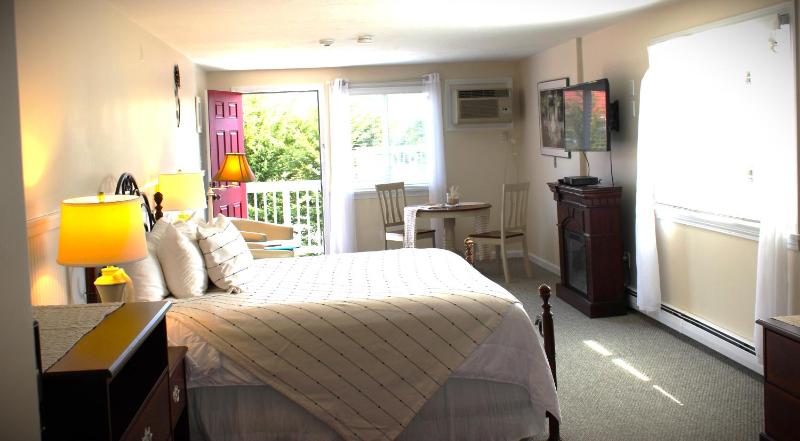 Deluxe King Room image 2