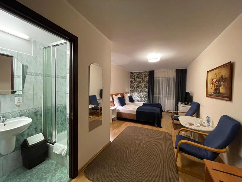 Double Room image 4