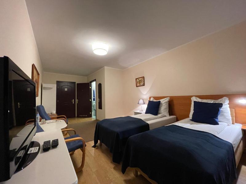 Double Room image 3