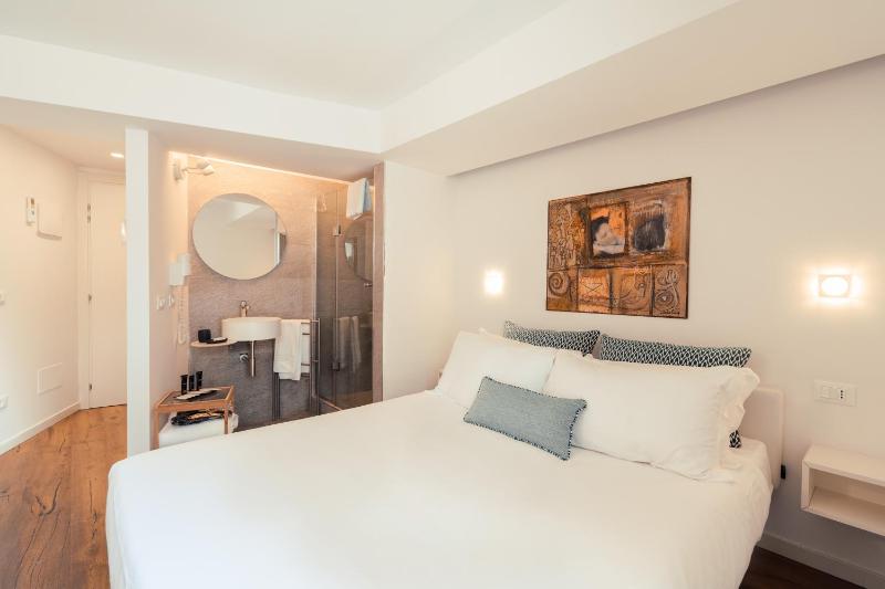 Deluxe Double Room with Balcony and Sea View image 3