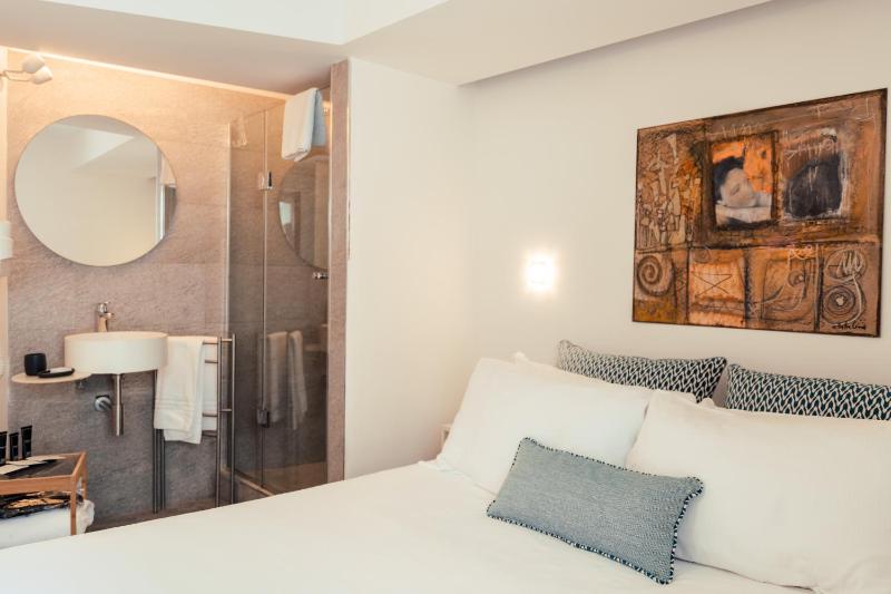 Deluxe Double Room with Balcony and Sea View image 4