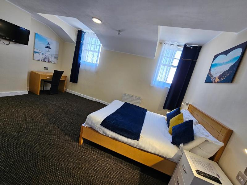Double Room image 3