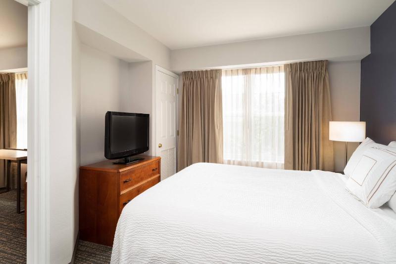 One-Bedroom Suite image 3