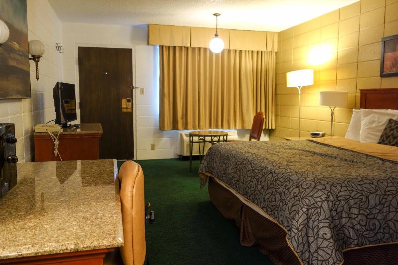 Queen Room with Two Queen Beds - Smoking image 4