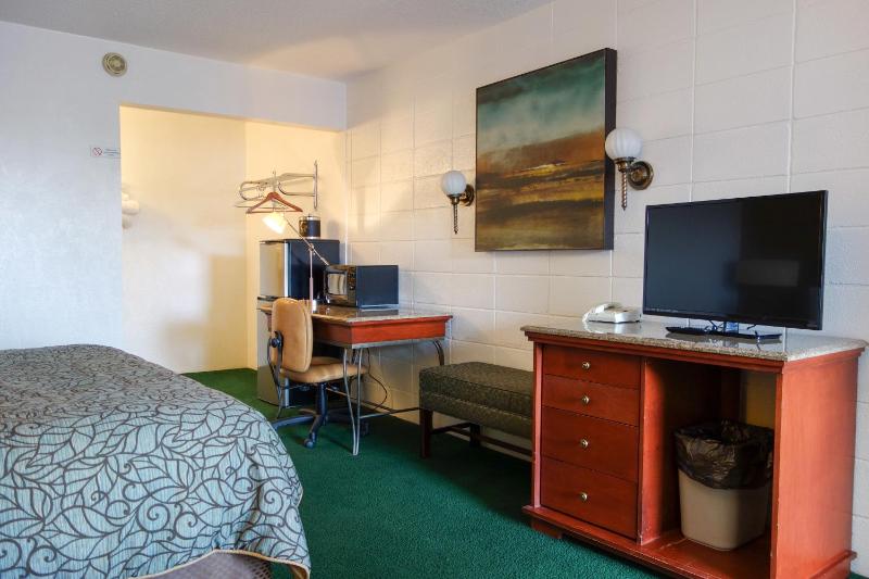 Queen Room with Two Queen Beds - Smoking image 3