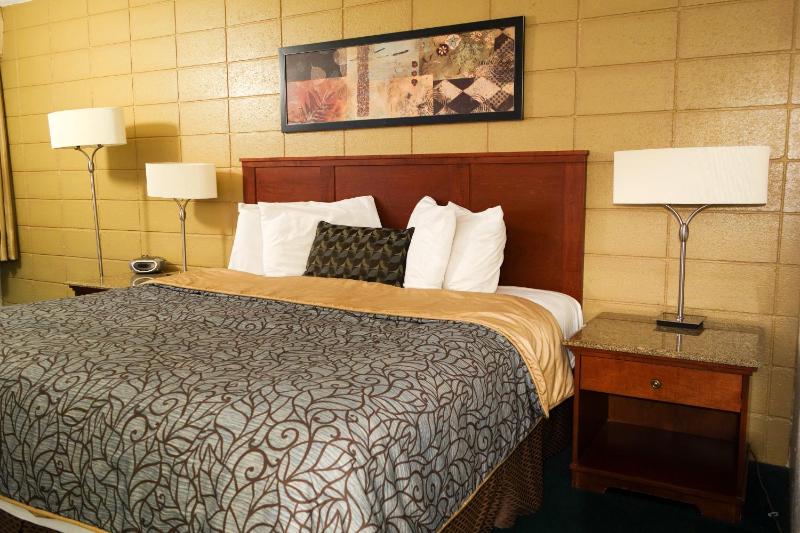 Queen Room with Two Queen Beds - Smoking image 2