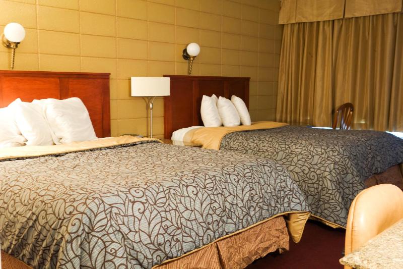 Queen Room with Two Queen Beds - Non-Smoking image 4