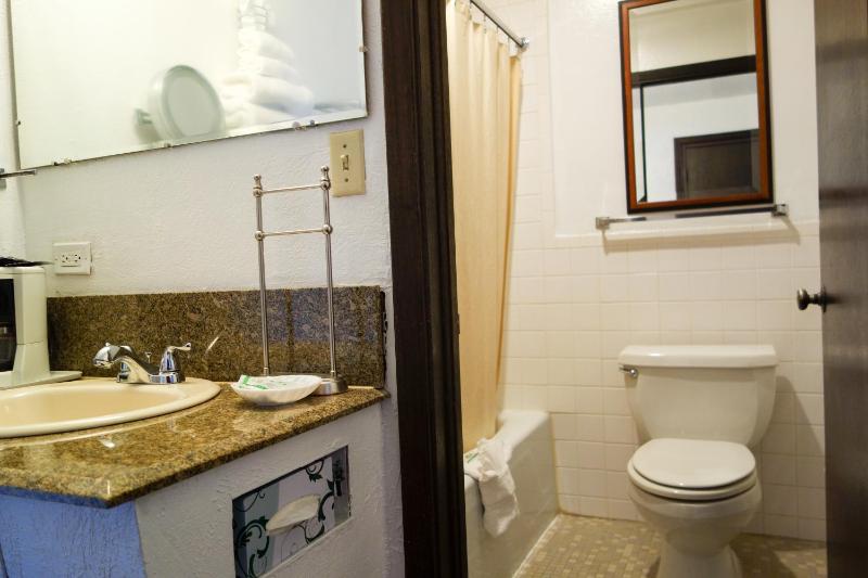 Queen Room with Two Queen Beds - Non-Smoking image 2