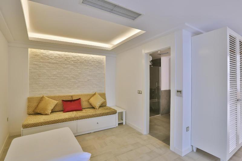 King Suite Family Room image 4