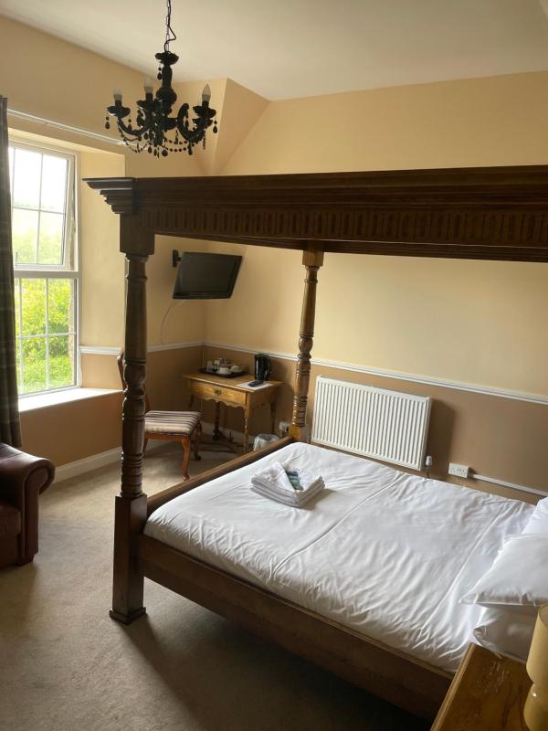 Double Room with Four Poster Bed image 1