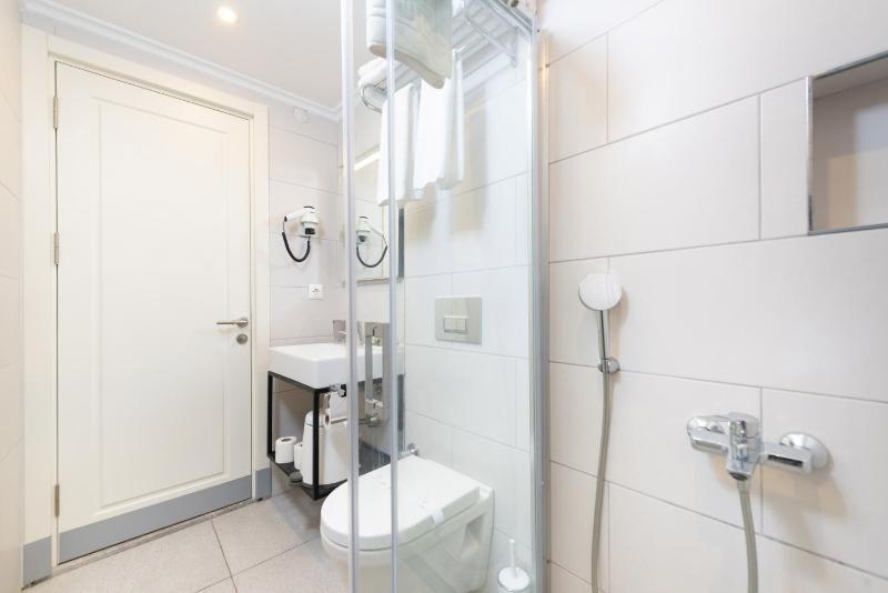 Economy Double or Twin Room image 2