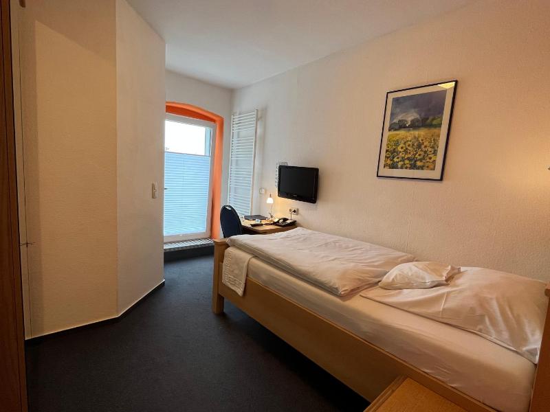 Single Room image 4