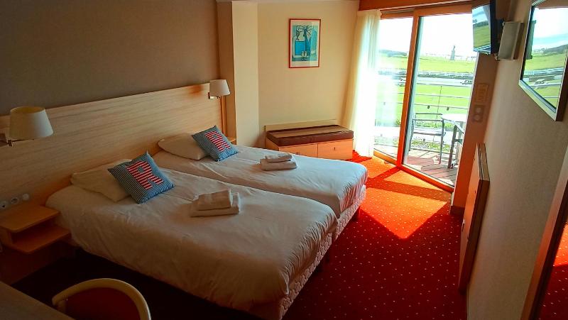 Superior Twin Room with Sea View image 1