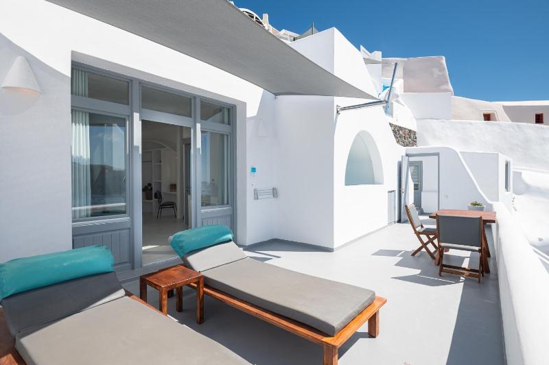 Premium Suite with Cave Heated Plunge Pool with Jets image 3