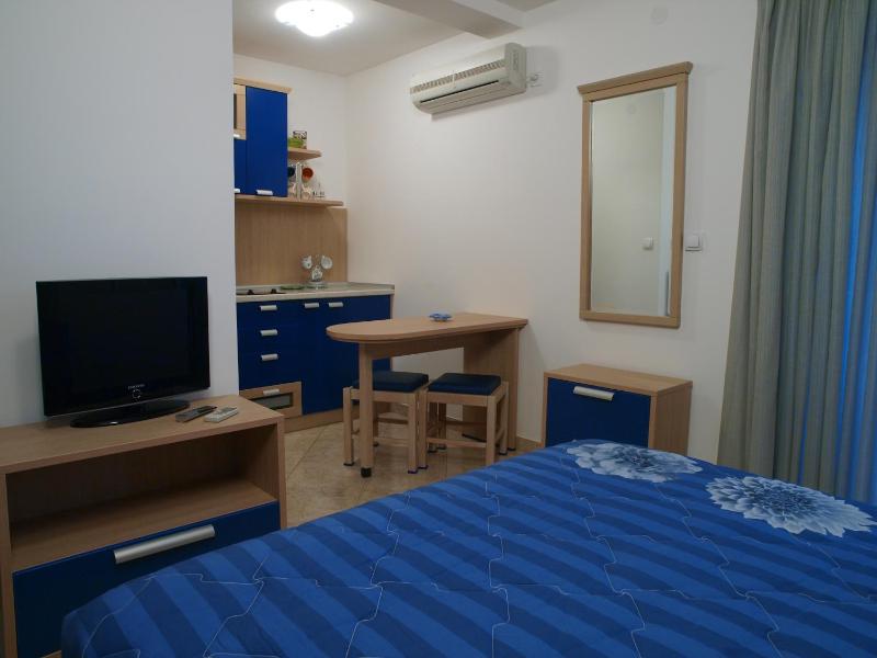 Studio with Balcony image 3